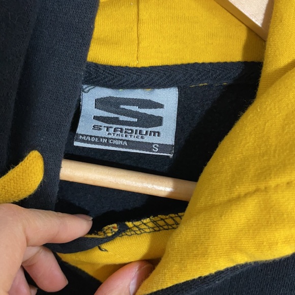 Wichita State University Sweatshirt - Picture 4 of 6